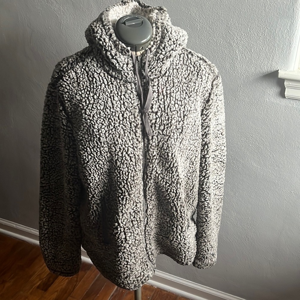 Thread & supply size medium zip up Sherpa